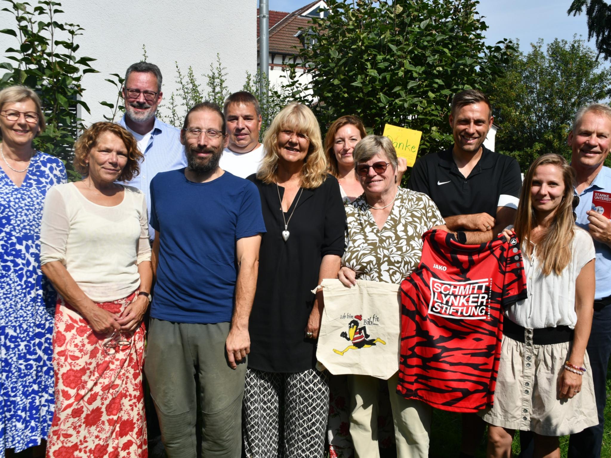 Das Bild zeigt von links: Brigitte Wittmann, Ute Marquardt, Frank Sauer, Marco Lisanti und Christian Scheuermann. Es folgen Sigrid Faust-Schmidt, Kerstin Schmitt, Ursula Weiers, Marius Rutkowski, Marina Stuckert und Harald Buschmann. (Foto: Michel Lang / DRK-Odenwaldkreis)