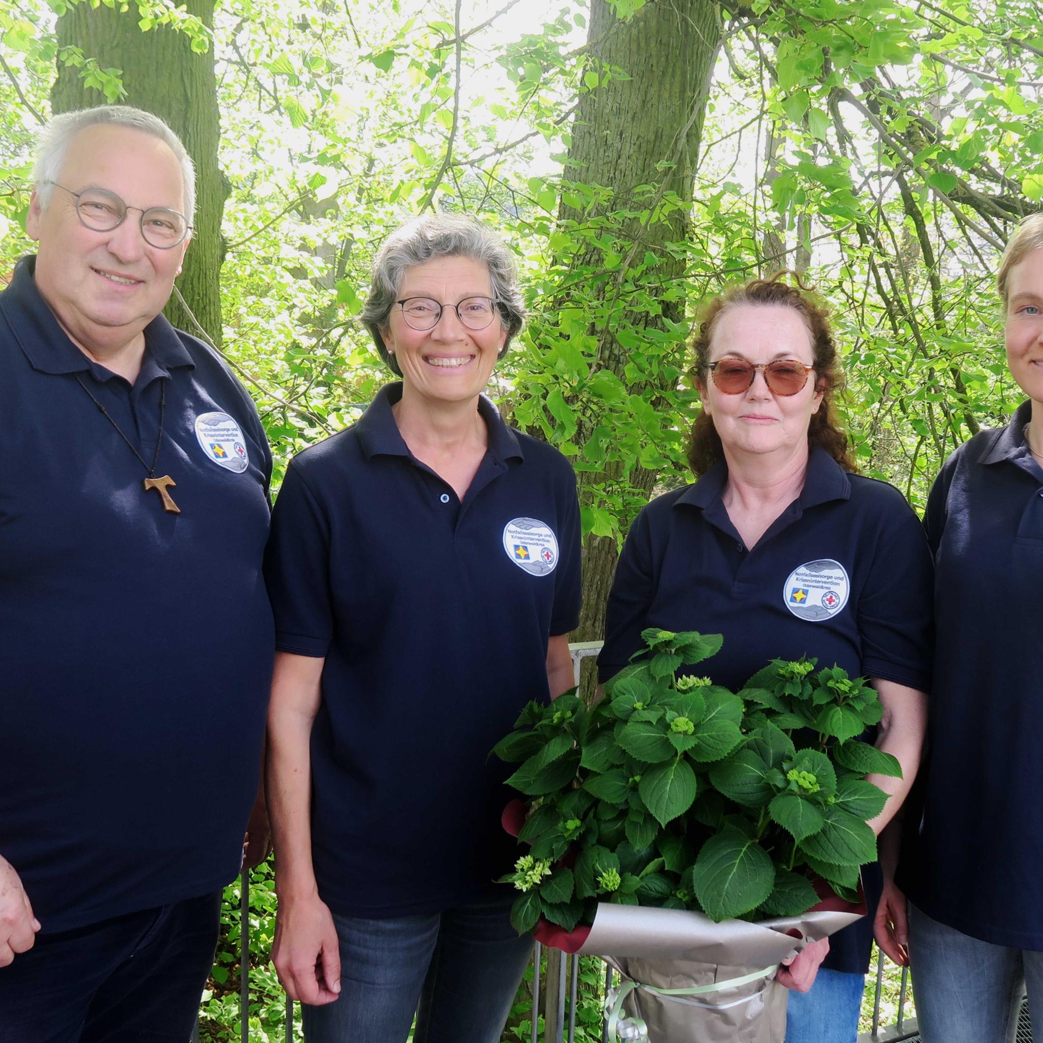 Bild v.l.: Diakon Volkmar Raabe, Beauftragter des Bistum Mainz für die Notfallseelsorge im Odenwaldkreis, Ulrike Klose, Koordinatorin des DRK Odenwaldkreis, Vakanzvertreterin Brigitte Rodenhausen, Evangelisches Dekanat Odenwald und Julia Kratz, Fachkraft für psychosoziale Notfallversorgung der EKHN