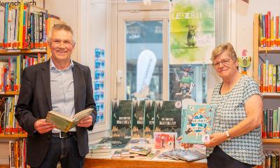 Ursula Weiers, die Leiterin der Bücherei und Gunter Krämer, Geschäftsführer der Stiftung der Sparkasse Odenwaldkreis, freuen sich auf viele „begeisterte Leseratten“