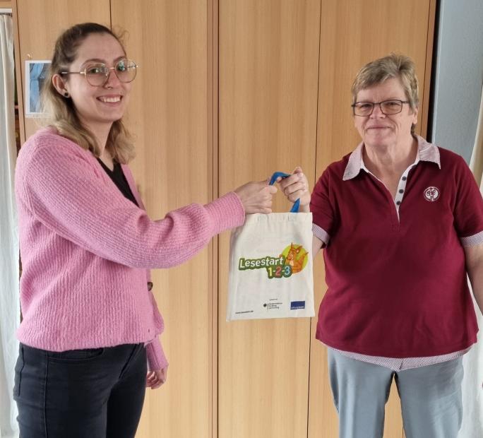 Drei Kleine und zwei Große, Sarah von Kutzleben, KiTa (links) und Ursula Weiers, Bücherei St. Sophia (rechts)