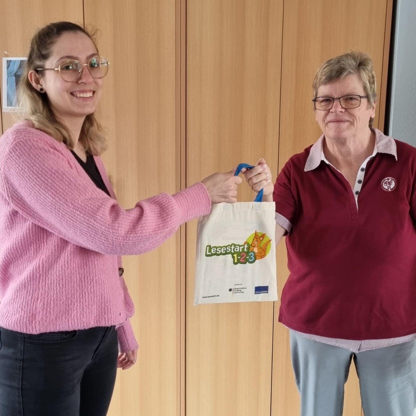 Drei Kleine und zwei Große, Sarah von Kutzleben, KiTa (links) und Ursula Weiers, Bücherei St. Sophia (rechts)