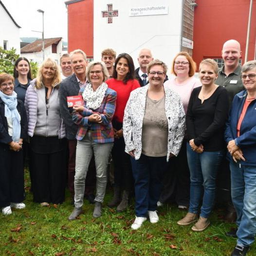 Zum Fototermin haben sich die Begünstigten mit Vorstandsmitglied Harald Buschmann und dessen Mitarbeiterin Sabine Krämer-Eis (7. und 8. von links) im Garten des Roten Kreuzes versammelt.