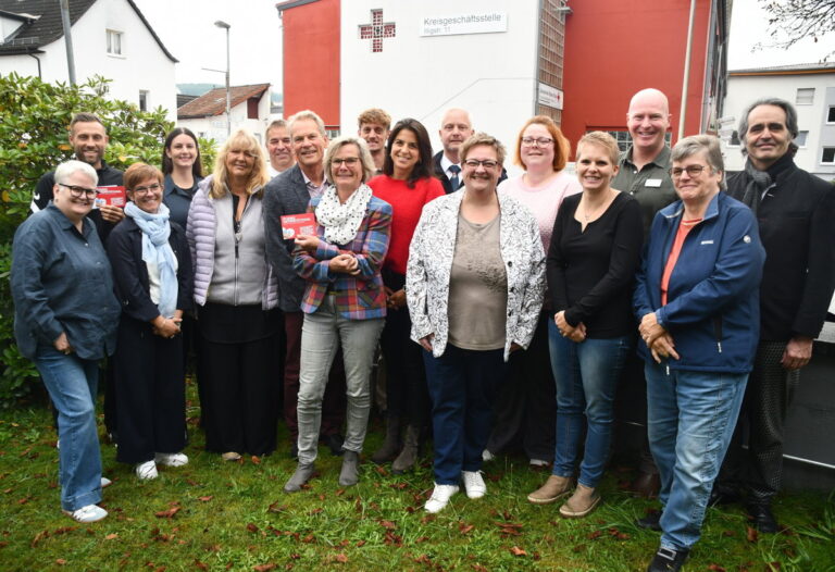 Zum Fototermin haben sich die Begünstigten mit Vorstandsmitglied Harald Buschmann und dessen Mitarbeiterin Sabine Krämer-Eis (7. und 8. von links) im Garten des Roten Kreuzes versammelt. (c) Foto: Michel Lang / DRK Odenwaldkreis