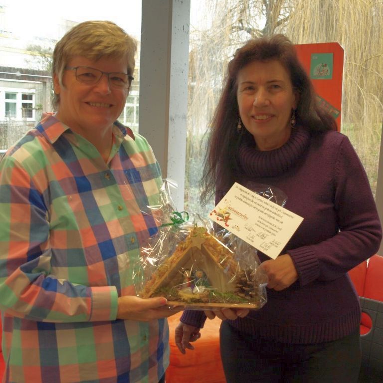 Schulleiterin Heide Adam dankt Ursula Weiers von der Bücherei St. Sophia (c) Annette Kabel, Schule am Sportpark