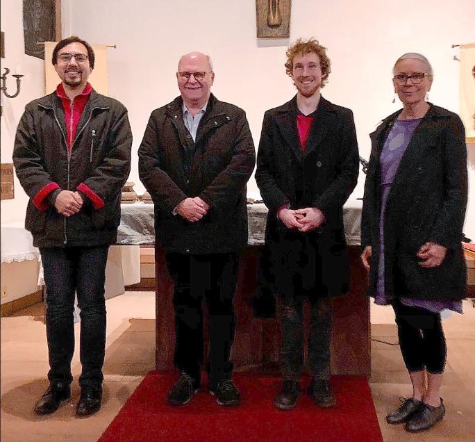 Vor dem Altar in der Kirche St Elisabeth in Rimbach vlnr: Manuel Schülein, Gerd Beller, Sebastian Buchs und Ursula Streum.