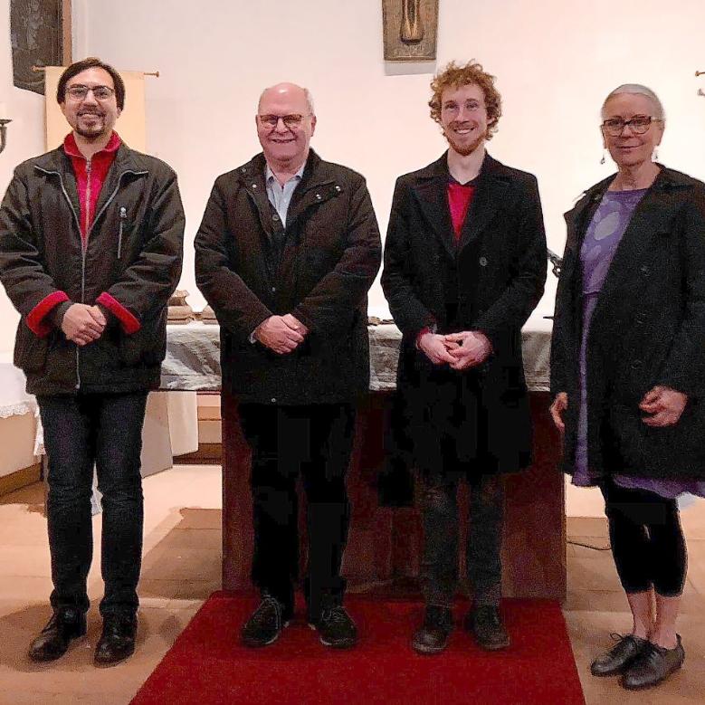 Vor dem Altar in der Kirche St Elisabeth in Rimbach vlnr: Manuel Schülein, Gerd Beller, Sebastian Buchs und Ursula Streum.