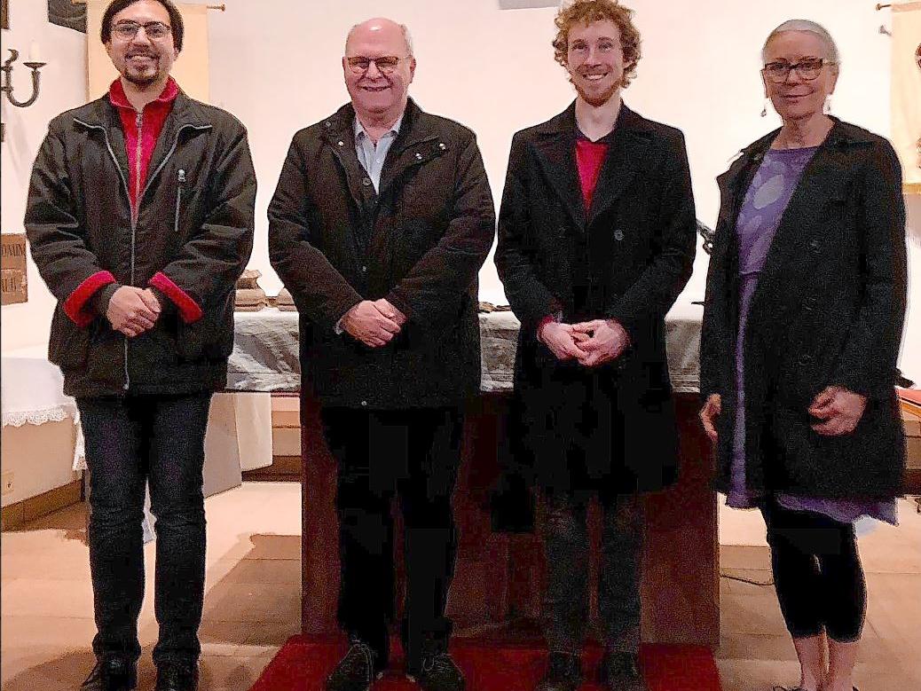 Vor dem Altar in der Kirche St Elisabeth in Rimbach vlnr: Manuel Schülein, Gerd Beller, Sebastian Buchs und Ursula Streum.