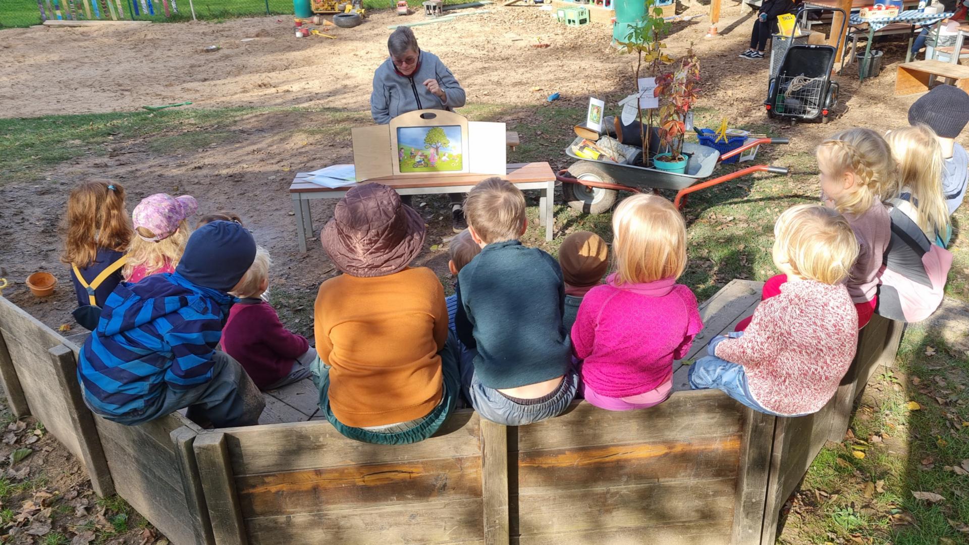 Zaungäste lauschen der Geschichte im Naturkindergarten Nimmersatt (c) Lebendiges Erbach