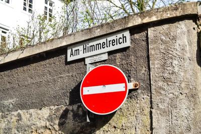 Verkehrsschilder. Straßenschild und 'Durchfahrt verboten'-Schild