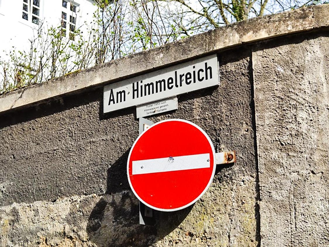 Verkehrsschilder. Straßenschild und 'Durchfahrt verboten'-Schild