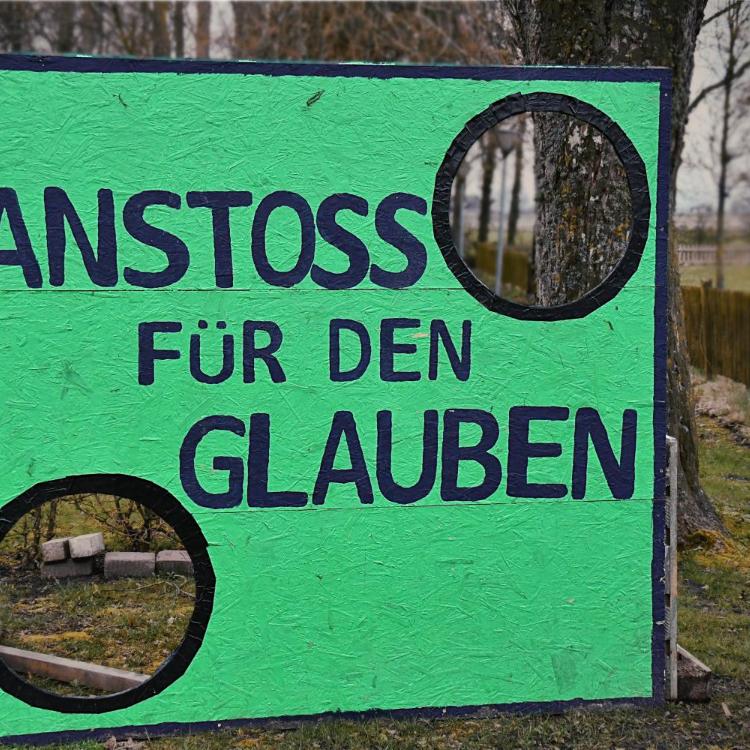 Grüne Torwand mit dem Text 'Anstoss für den Glauben'