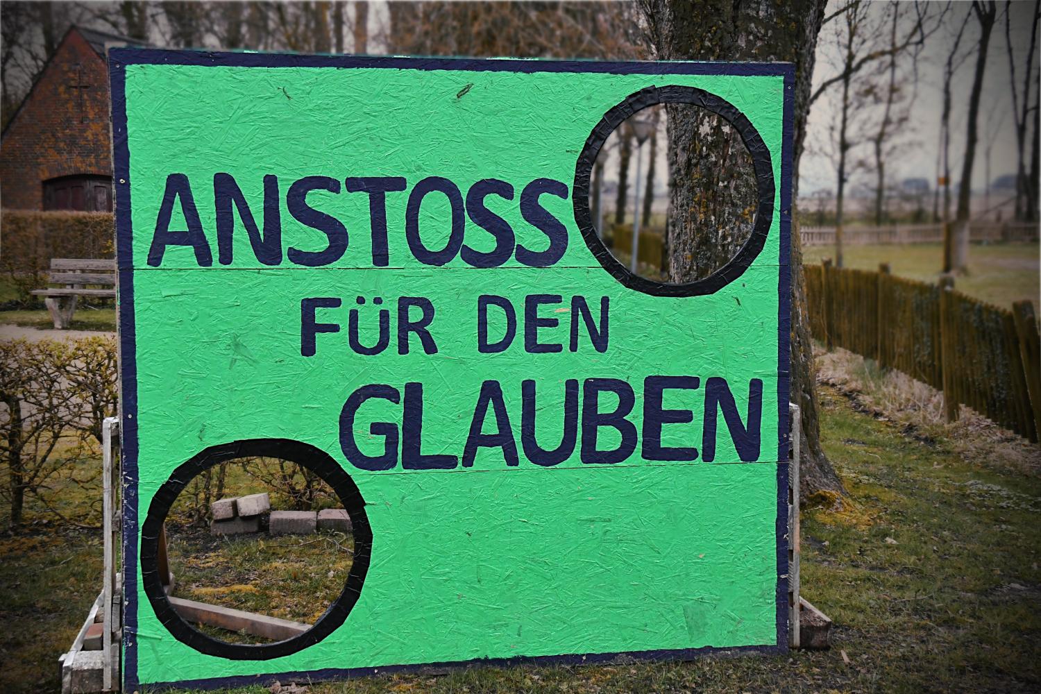 Anstoss für den Glauben (c) Bild: Yohanes Vianey Lein In: Pfarrbriefservice.de