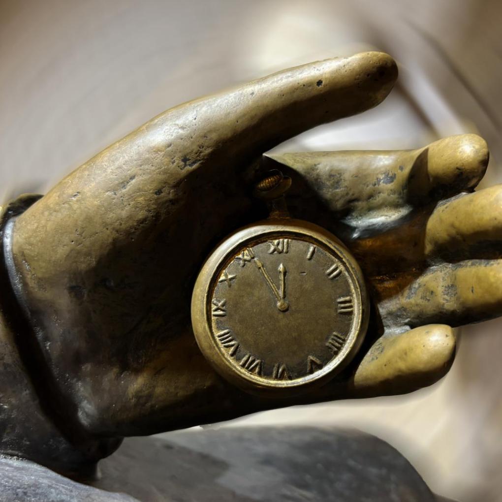Metallene Skulptur einer Hand mit Taschenuhr