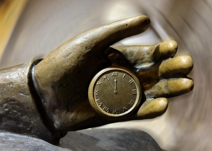 Metallene Skulptur einer Hand mit Taschenuhr
