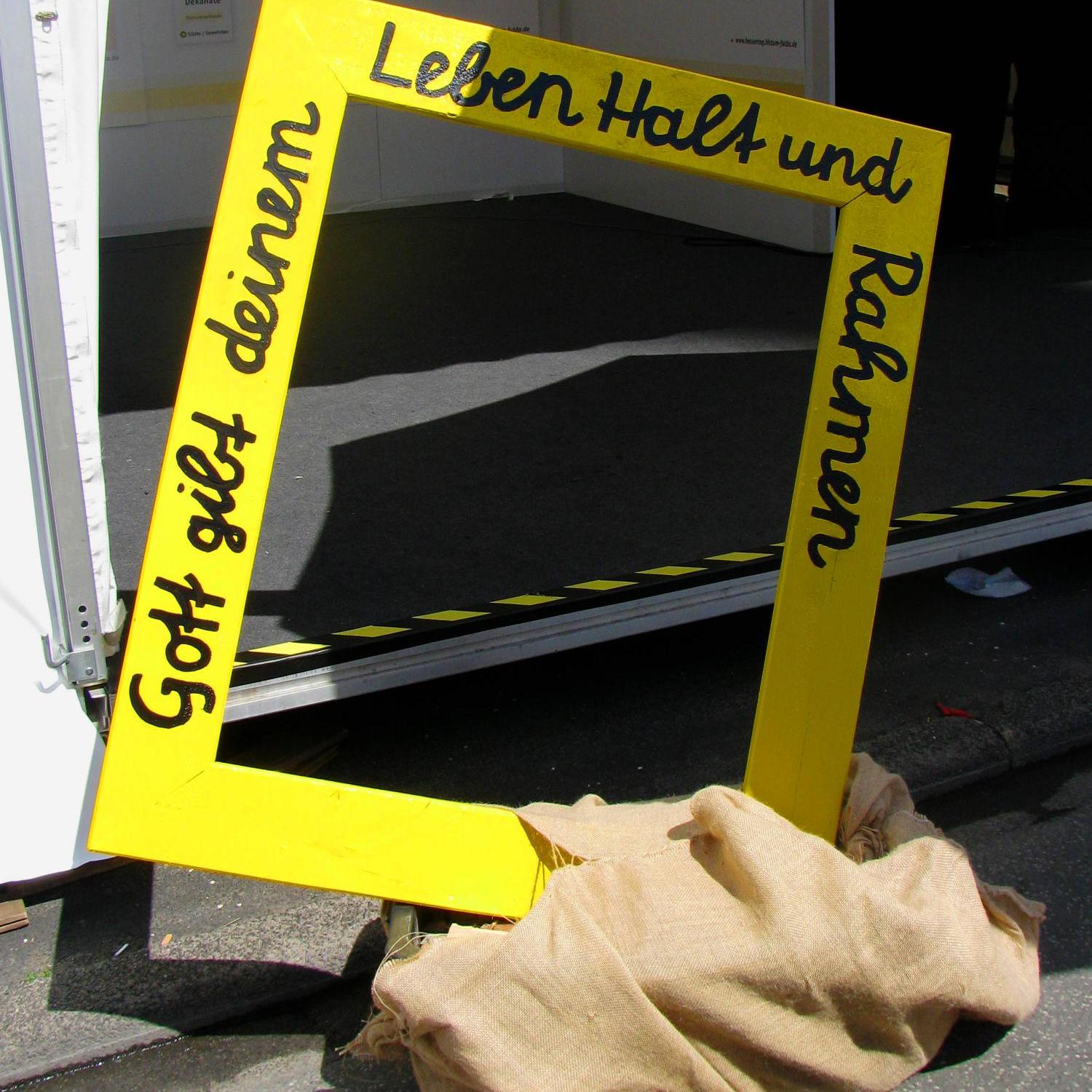 Gelber Rahmen mit Text