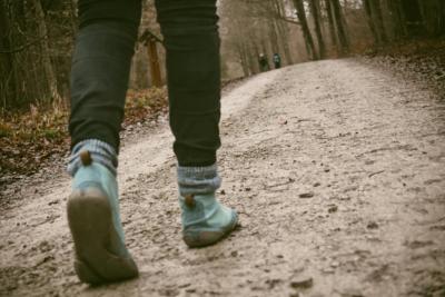 Schuhe an den Füßen