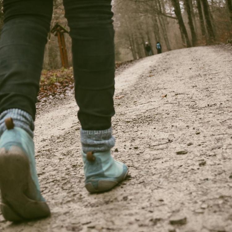 Schuhe an den Füßen