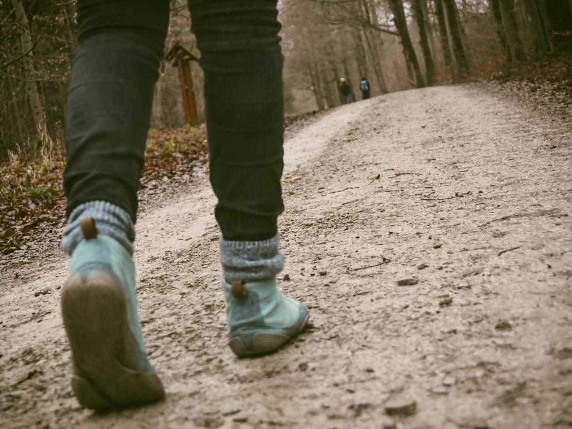 Schuhe an den Füßen