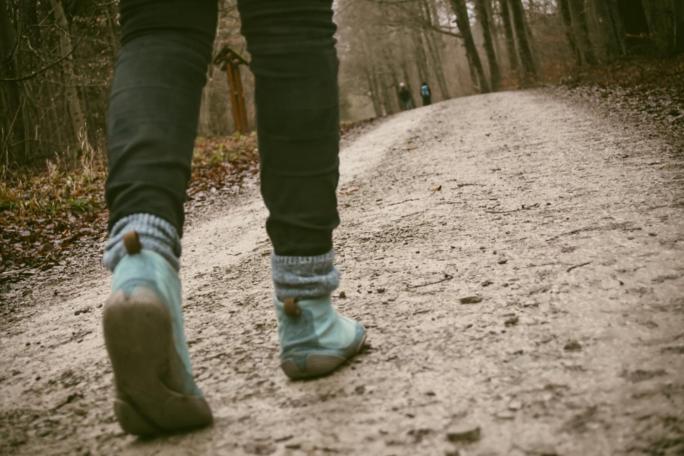 Schuhe an den Füßen