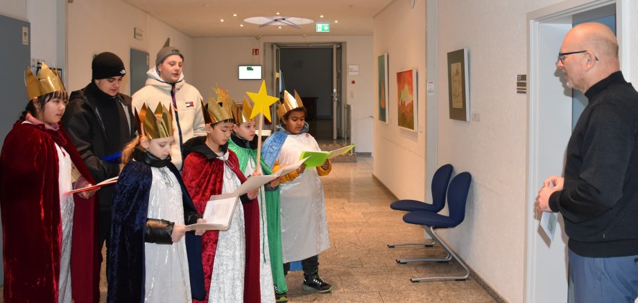 Sternsinger tragen bei ihrem Besuch im Landratsamt Lieder und Texte vor... (c) Foto: Konstantina Koch, Kreisverwaltung Odenwaldkreis