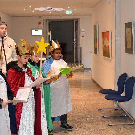 Sternsinger tragen bei ihrem Besuch im Landratsamt Lieder und Texte vor...