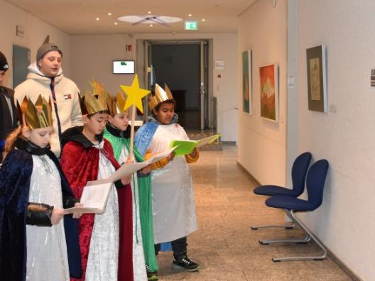 Sternsinger tragen bei ihrem Besuch im Landratsamt Lieder und Texte vor...