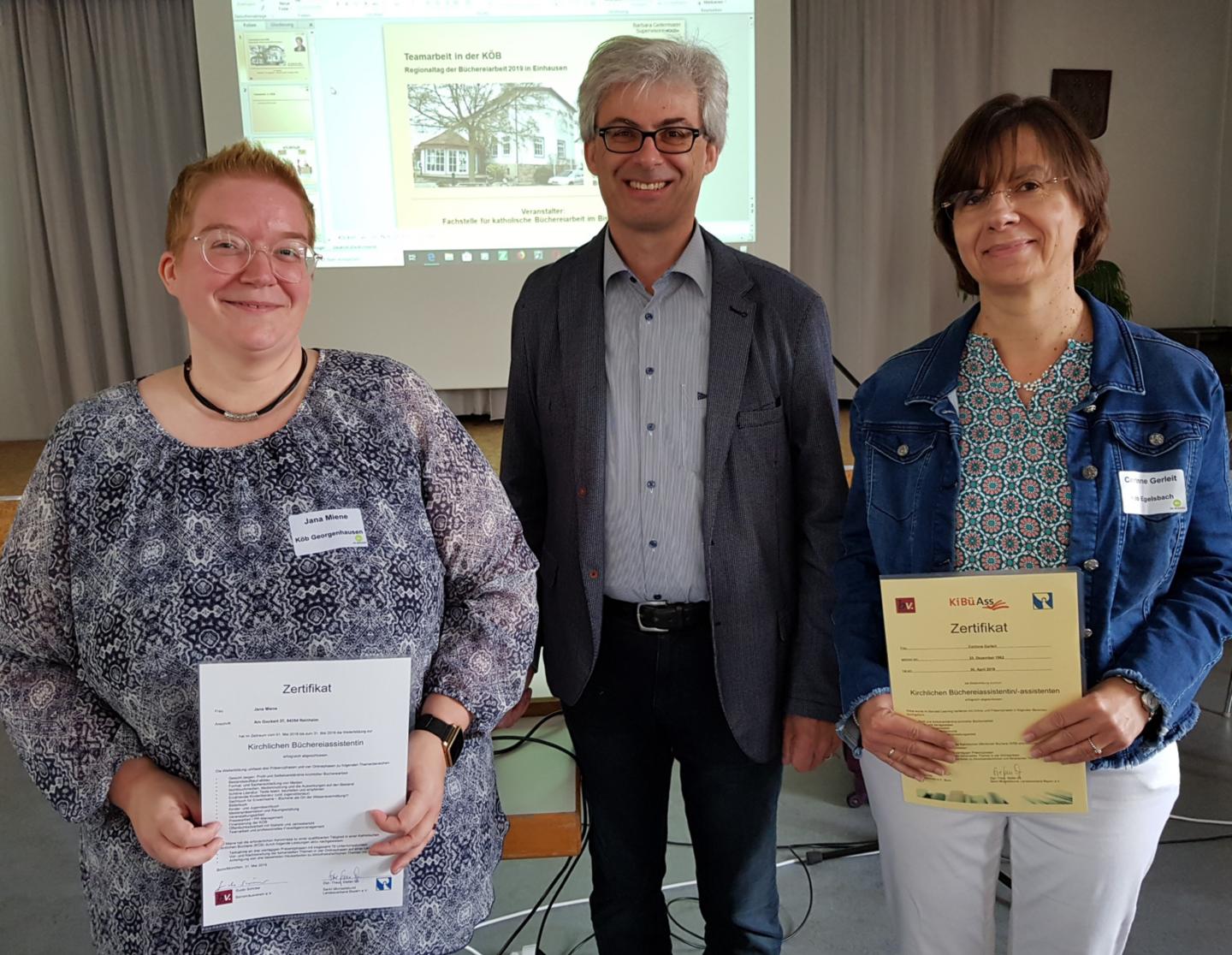 Fachstellenleiter Josef Staudinger mit den beiden neuen KiBüAssen Jana Miene und Corinne Gerleit (r.) (c) Fachstelle Mainz