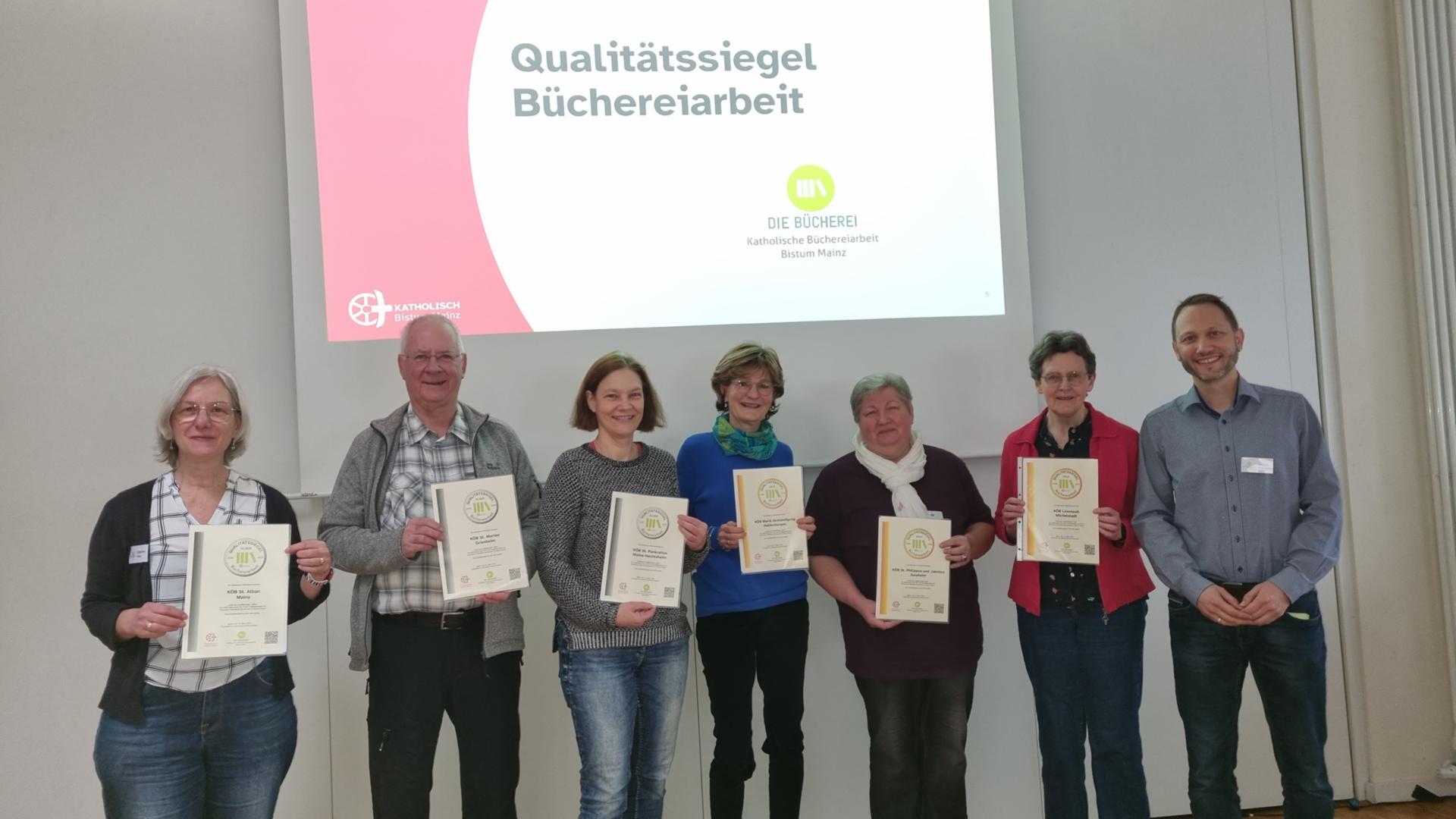 Die glücklichen Empfänger der Silber- und Gold-Qualitätssiegel, überreicht von Marcel Schneider (rechts) (c) Fachstelle für Kath. Büchereiarbeit Mainz/WW