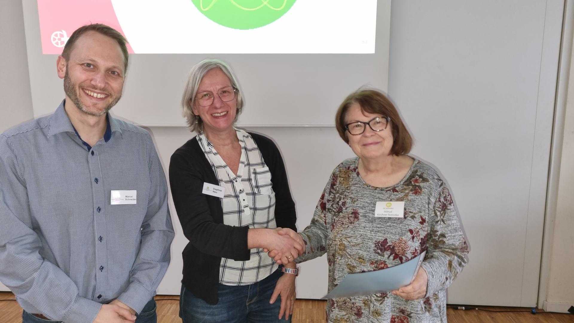 Marcel Schneider und Daphne Neu von der Bücherei-Fachstelle überreichen zum Dank für die Ausrichtung der Veranstaltung einen Mediengutschein an Büchereileiterin Hiltrud Kirchner-Ronczka (re.) (c) Fachstelle für Kath. Büchereiarbeit Mainz/WW