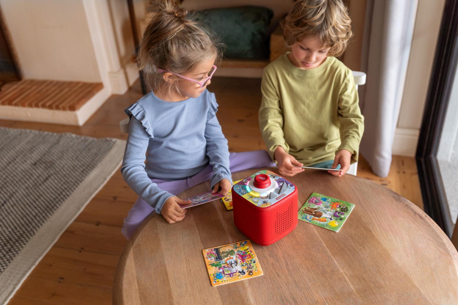 Zwei Mädchen mit einer Toniebox (c) tonies®
