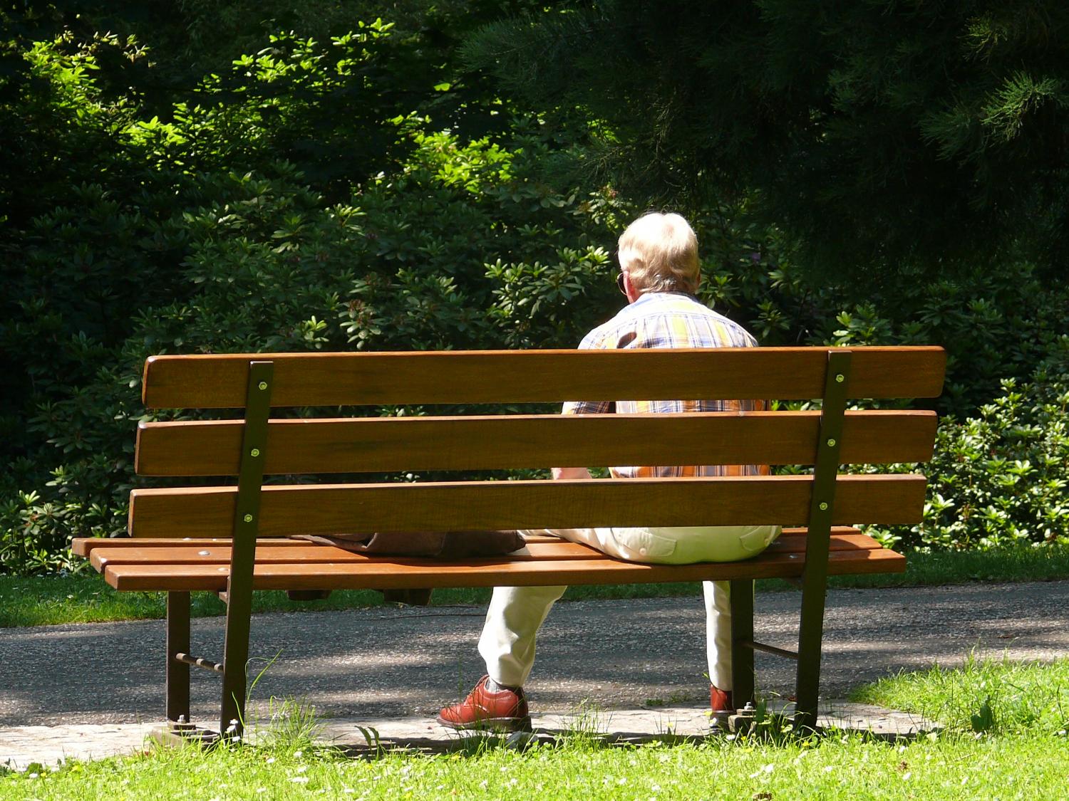 Mann sitzend auf einer Parkbank (c) Bild: Marylène Brito, in: Pfarrbriefservice.de