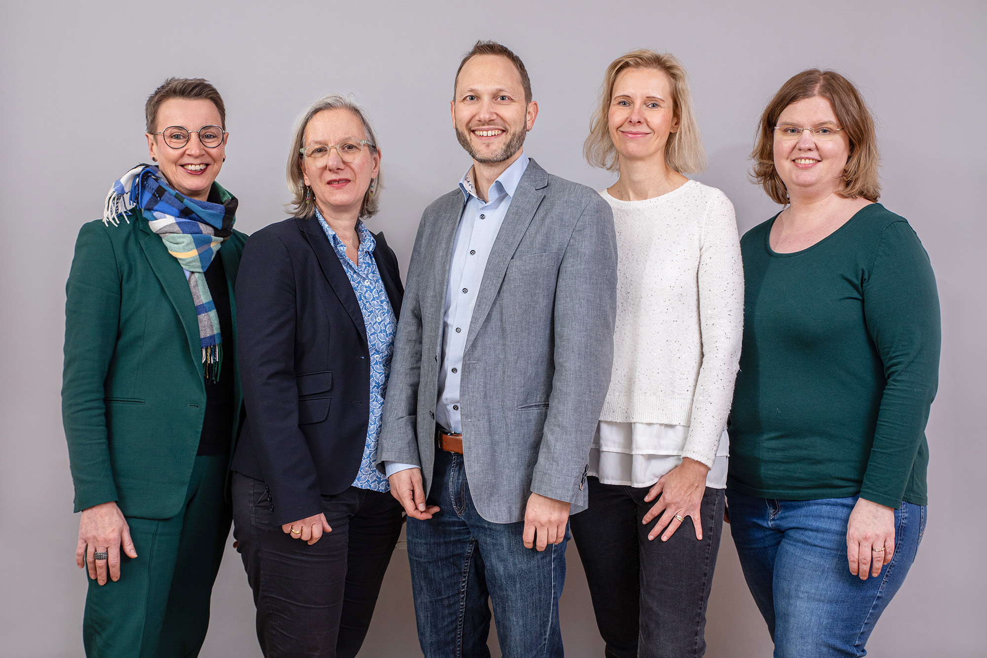 Das Team der Büchereifachstelle: Dr. Elisabeth Eicher, Daphne Neu, Marcel Schneider, Brigitta Jahn und Viktoria Steffen (v.l.) (c) Bistum Mainz