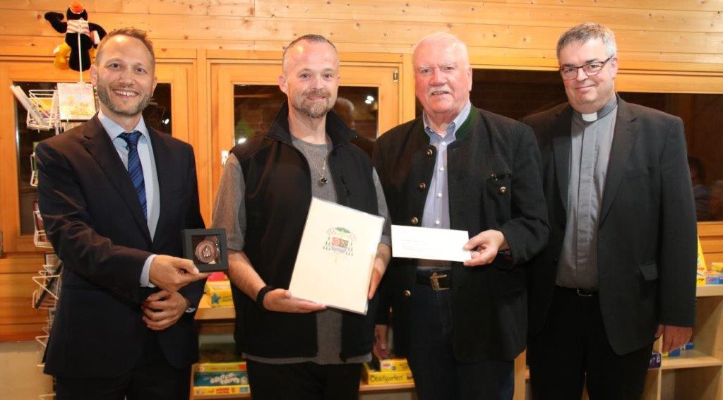 v. links: Marcel Schneider (Fachstelle d. Bistums Mainz), Büchereileiter Markus Bonifer, Landtagsvizepräsident Frank Lortz und Pfarrer Willi Gerd Kost. (c) KÖB St. Margareta Froschhausen