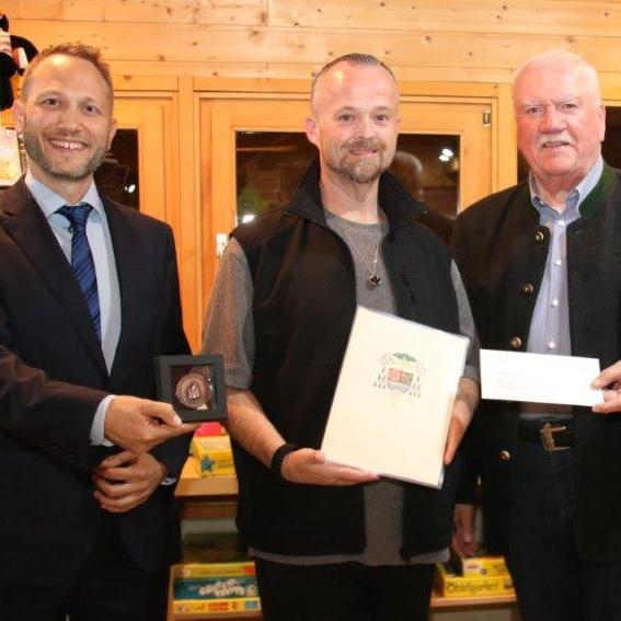 v. links: Marcel Schneider (Fachstelle d. Bistums Mainz), Büchereileiter Markus Bonifer, Landtagsvizepräsident Frank Lortz und Pfarrer Willi Gerd Kost.