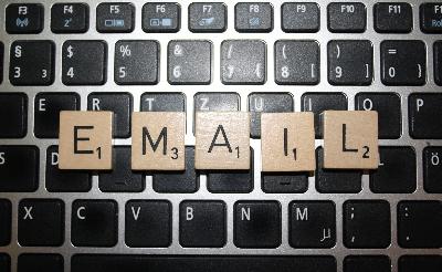 Wort E-Mail aus Scrabble-Buchstaben