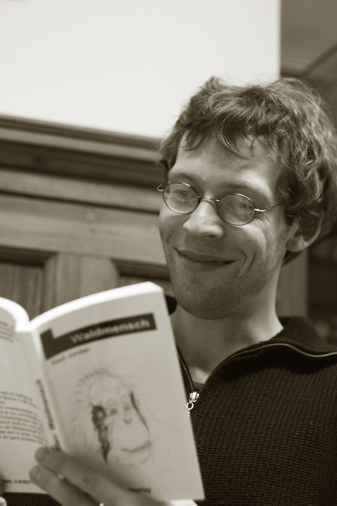 Lesender Mann (Vorlesen) (c) Foto: Christoph Gommel (Ersteller: Foto: Christoph Gommel)