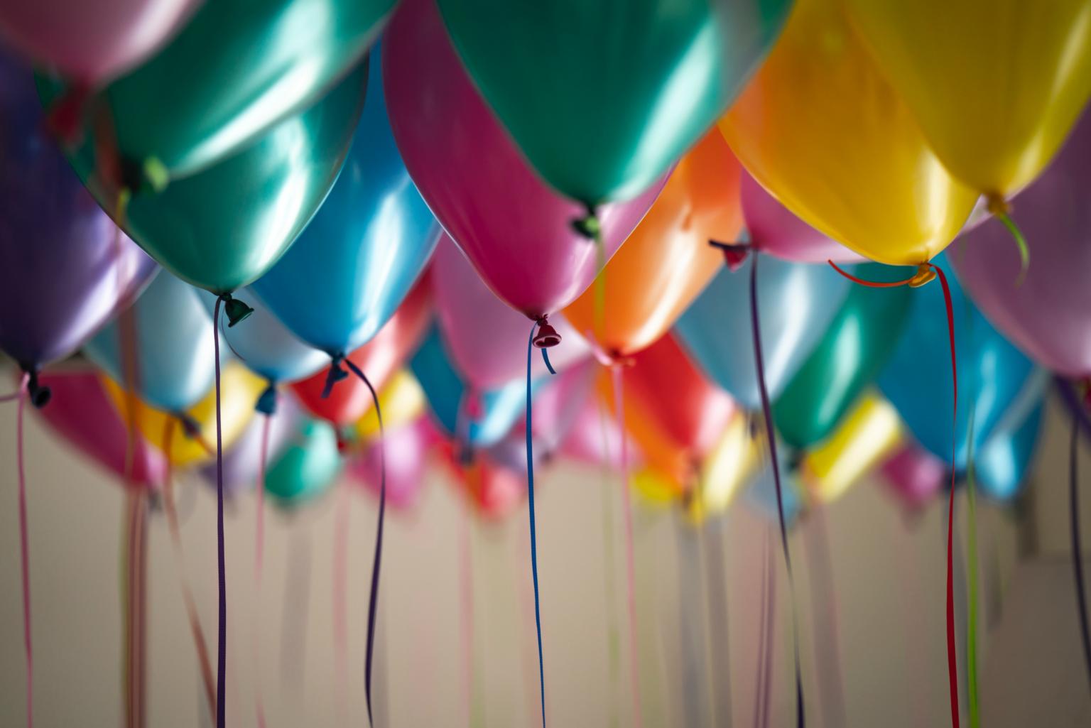 Luftballons (c) Foto von Adi Goldstein auf Unsplash