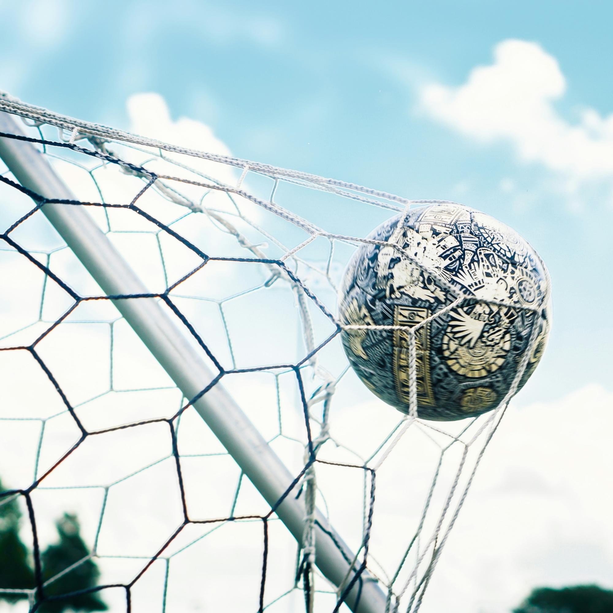 Fußball fliegt ins Tornetz