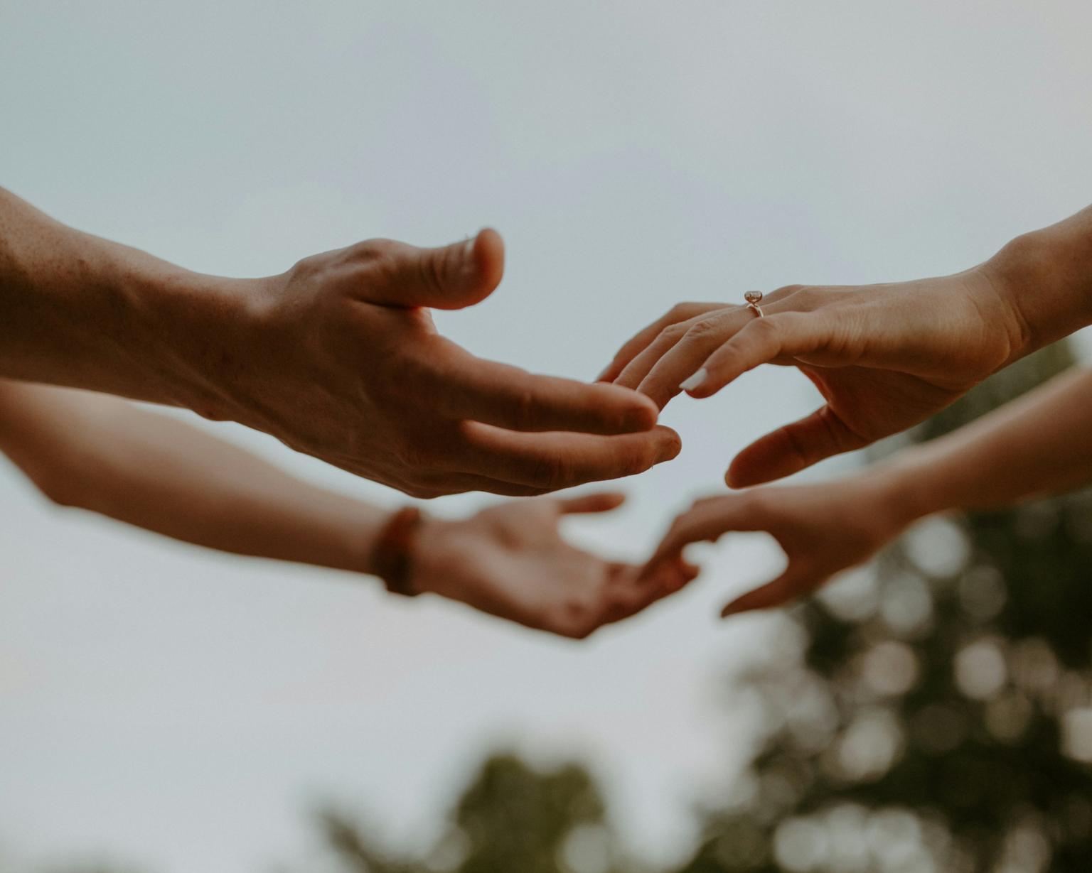 Einander zugewandt (c) Foto von Hannah Busing auf Unsplash