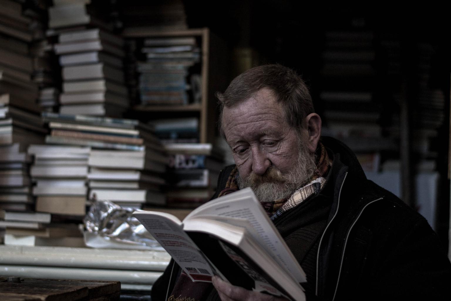 Lesender Mann (c) Foto von Jilbert Ebrahimi auf Unsplash