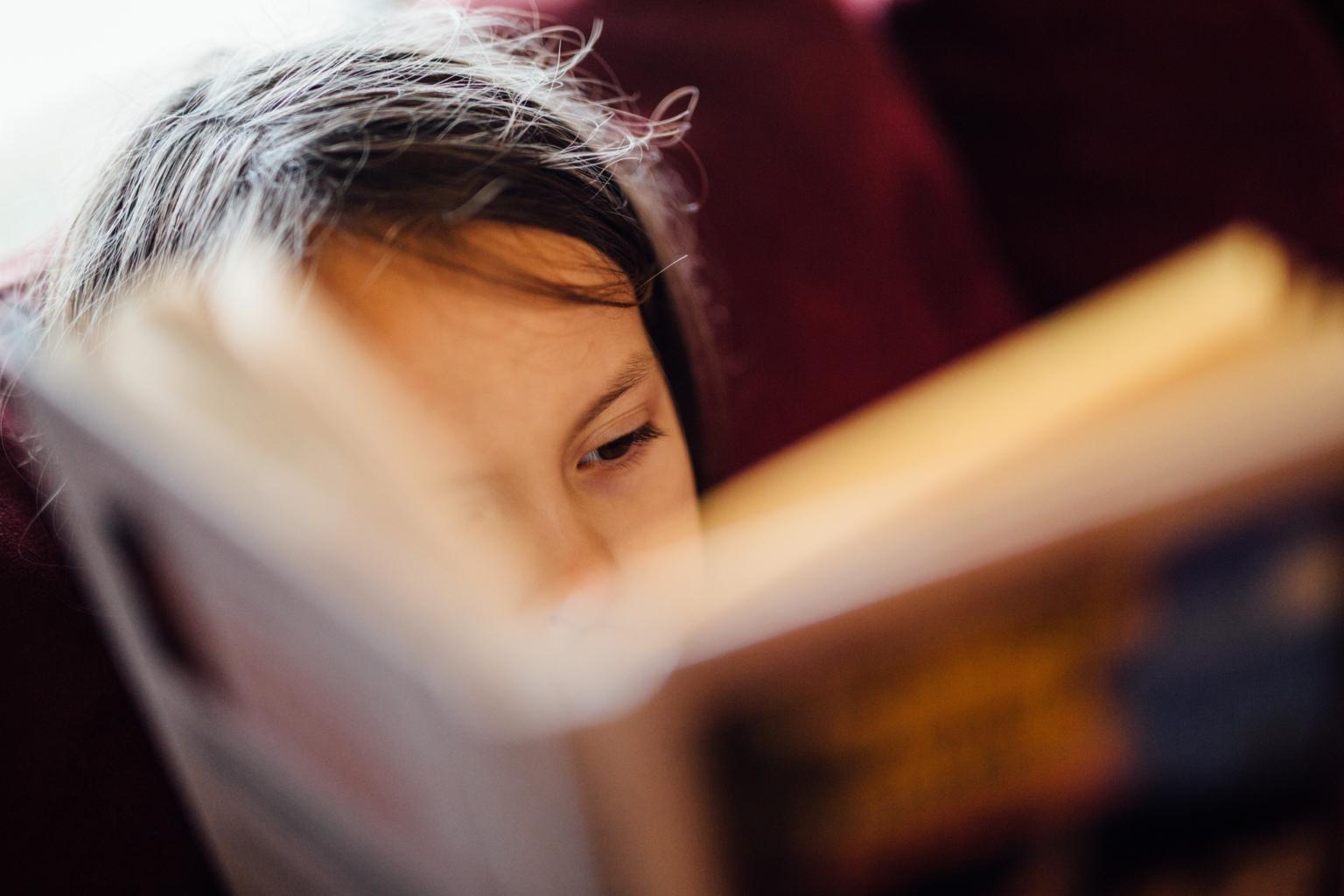 Junge Frau beim Lesen (c) Foto von Johnny McClung auf Unsplash