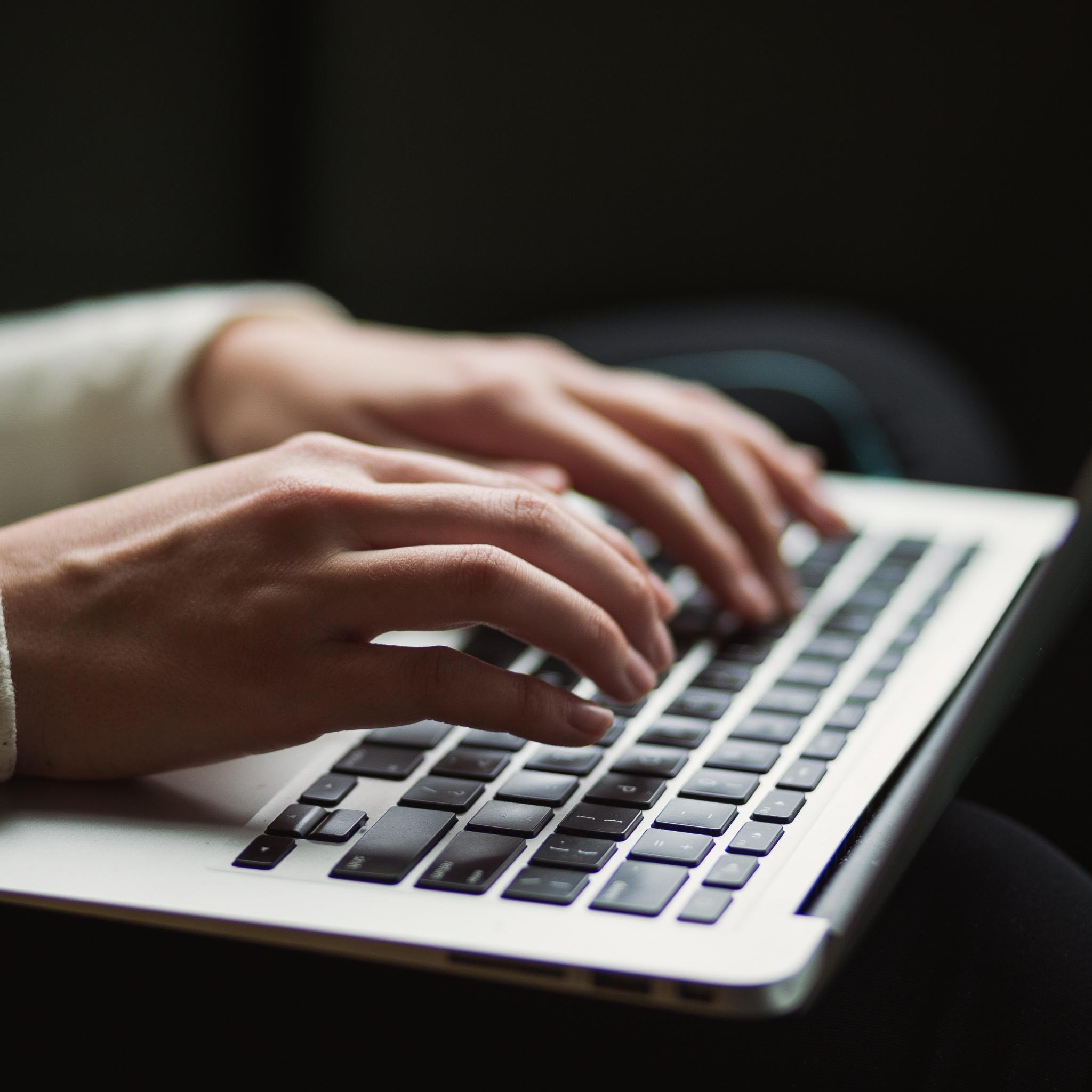 Person arbeitet mit Laptop