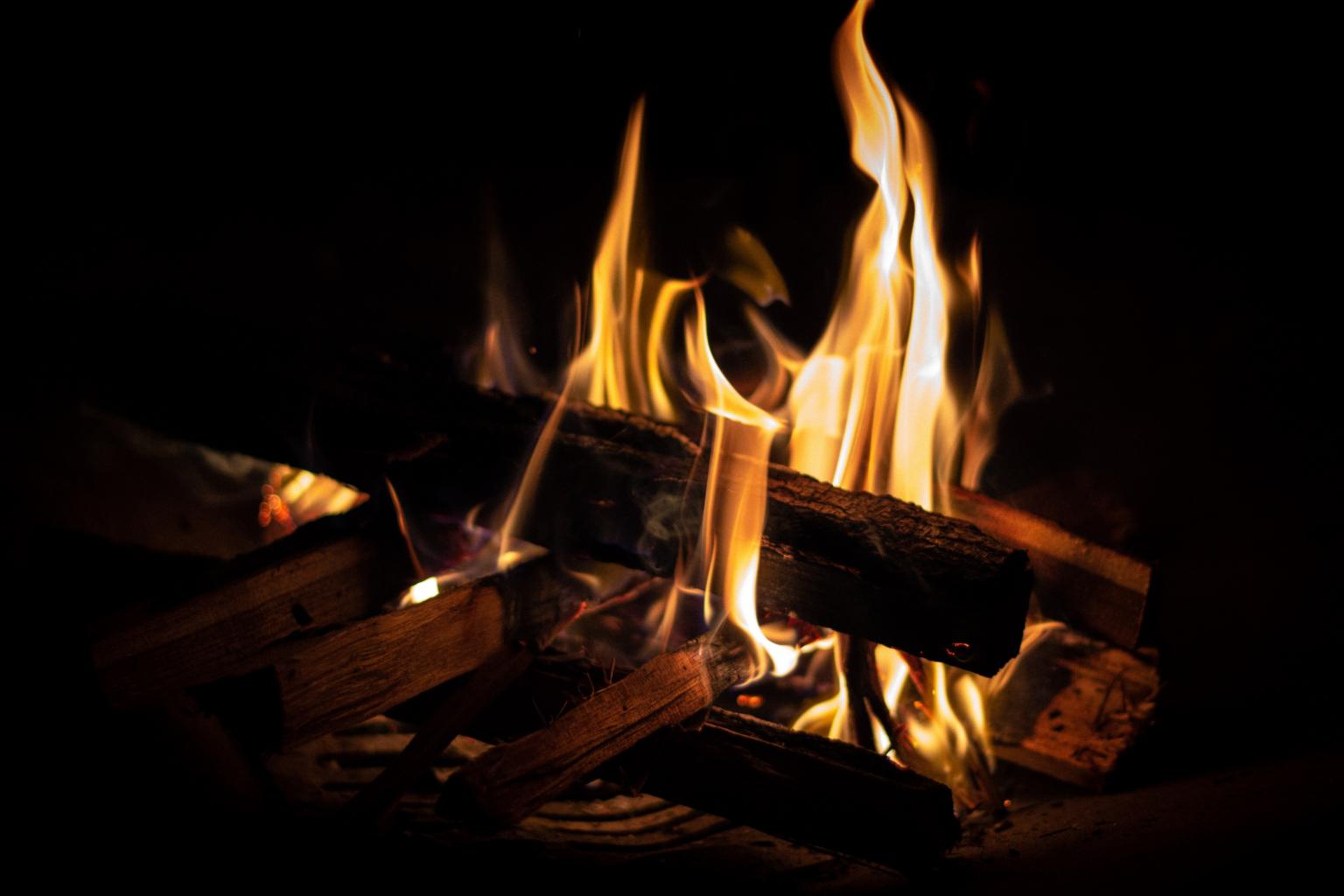 Holz brennt im Ofen (c) Foto von Maurice Sahl auf Unsplash