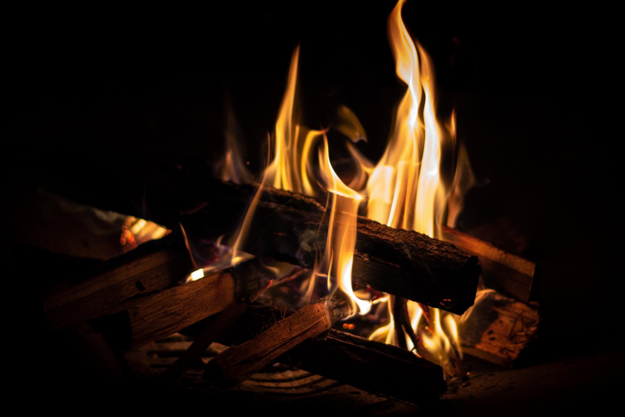 Holz brennt im Ofen