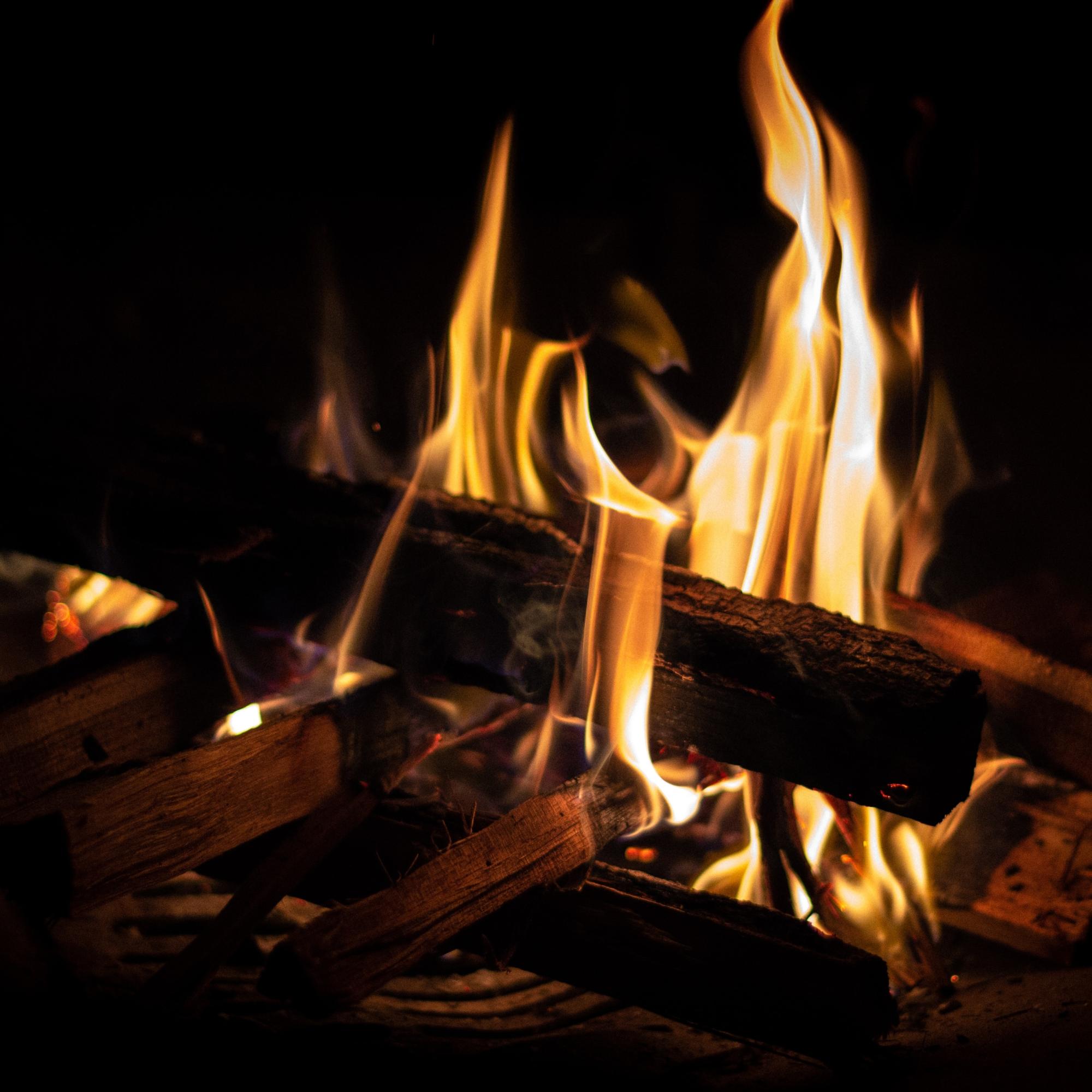 Holz brennt im Ofen