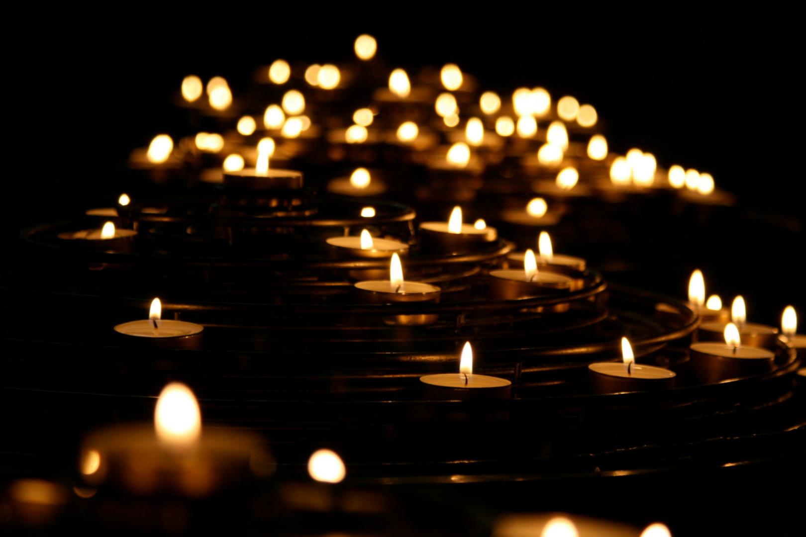 Teelichter in der Dunkelheit (c) Foto von Mike Labrum auf Unsplash