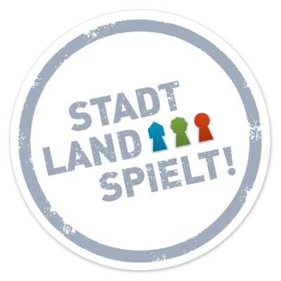 Logo mit Schrift Stadt Land spielt und drei Spielfiguren in blau, grün, rot