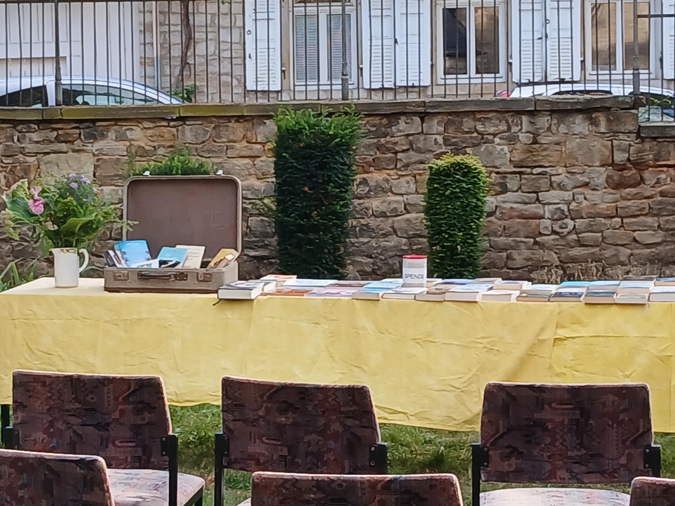 Bücherkoffer auf Reisen