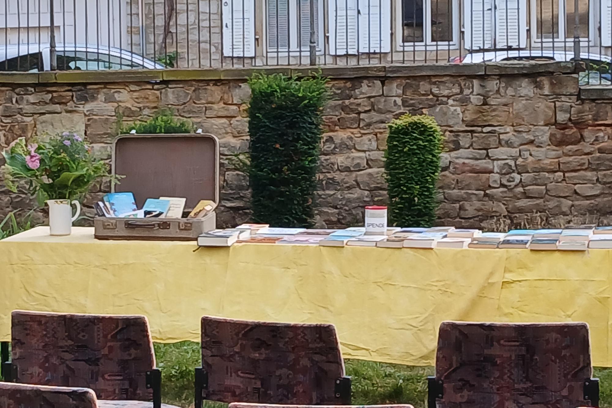 Bücherkoffer auf Reisen