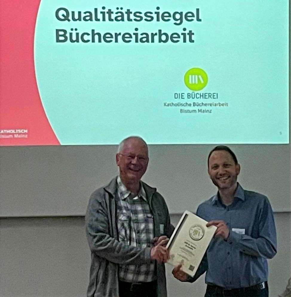 Überreichung der Urkunde auf dem Büchereifachtag